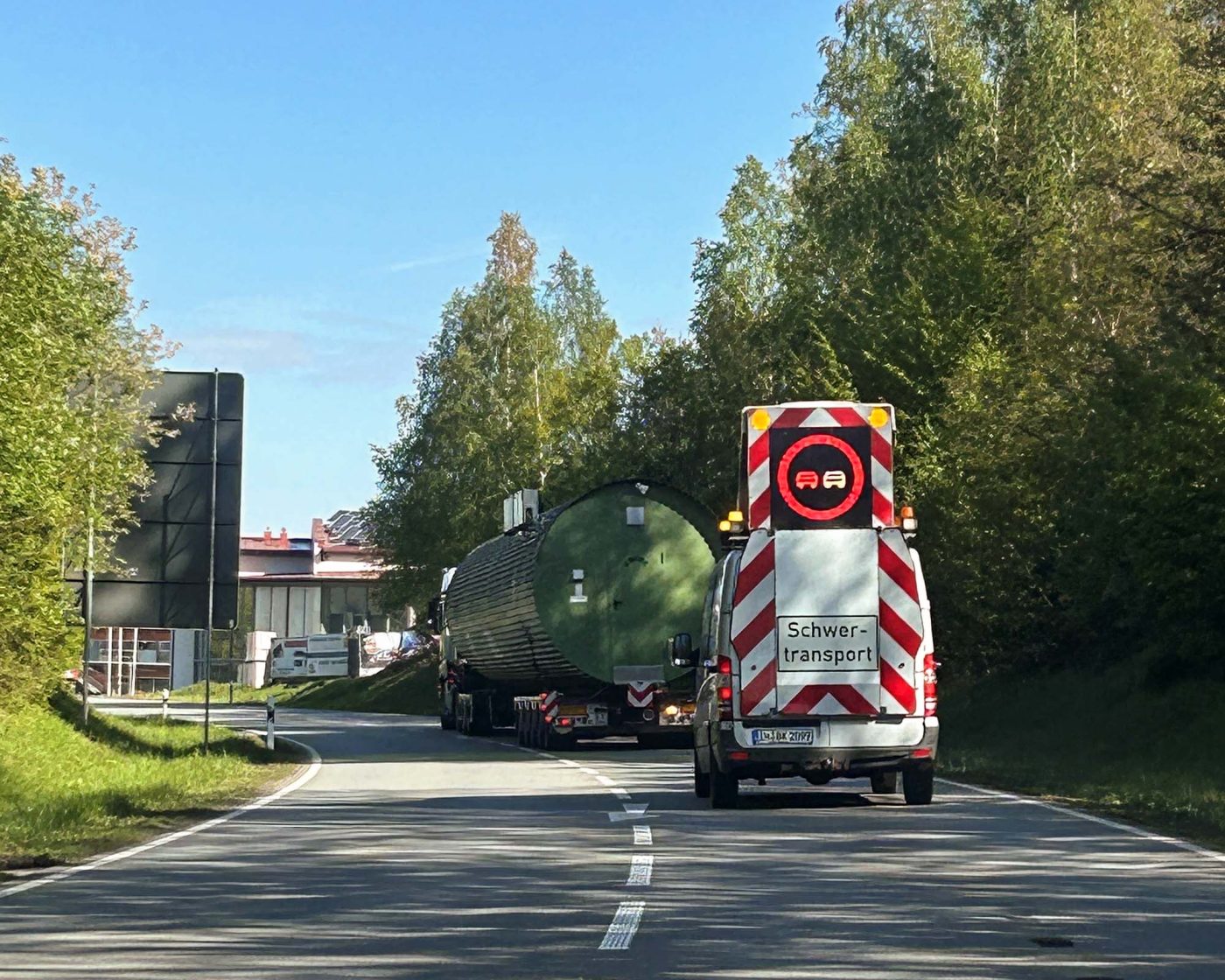 Transportbegleitung mit BKL: Ein BF3-Fahrer bgleitet einen Schwertransport