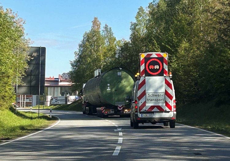 Transportbegleitung mit BKL: Ein BF3-Fahrer bgleitet einen Schwertransport