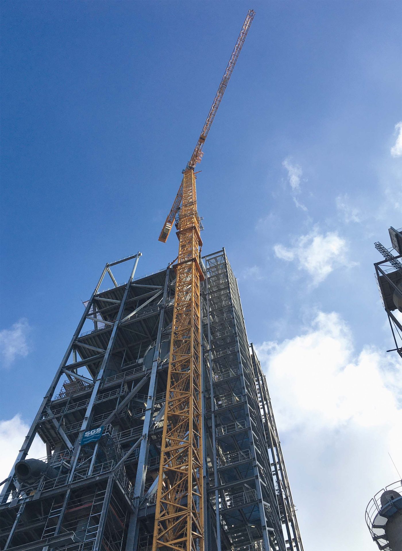 Ein BKL Turmdrehkran bei Hebearbeiten an einem Zementwerk