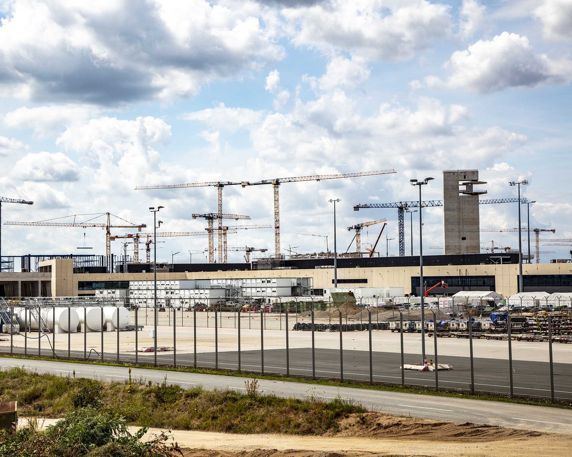 12 BKL Turmdrehkrane bei Hebearbeiten für den Bau des Terminal 3 am Frankfurter Flughafen