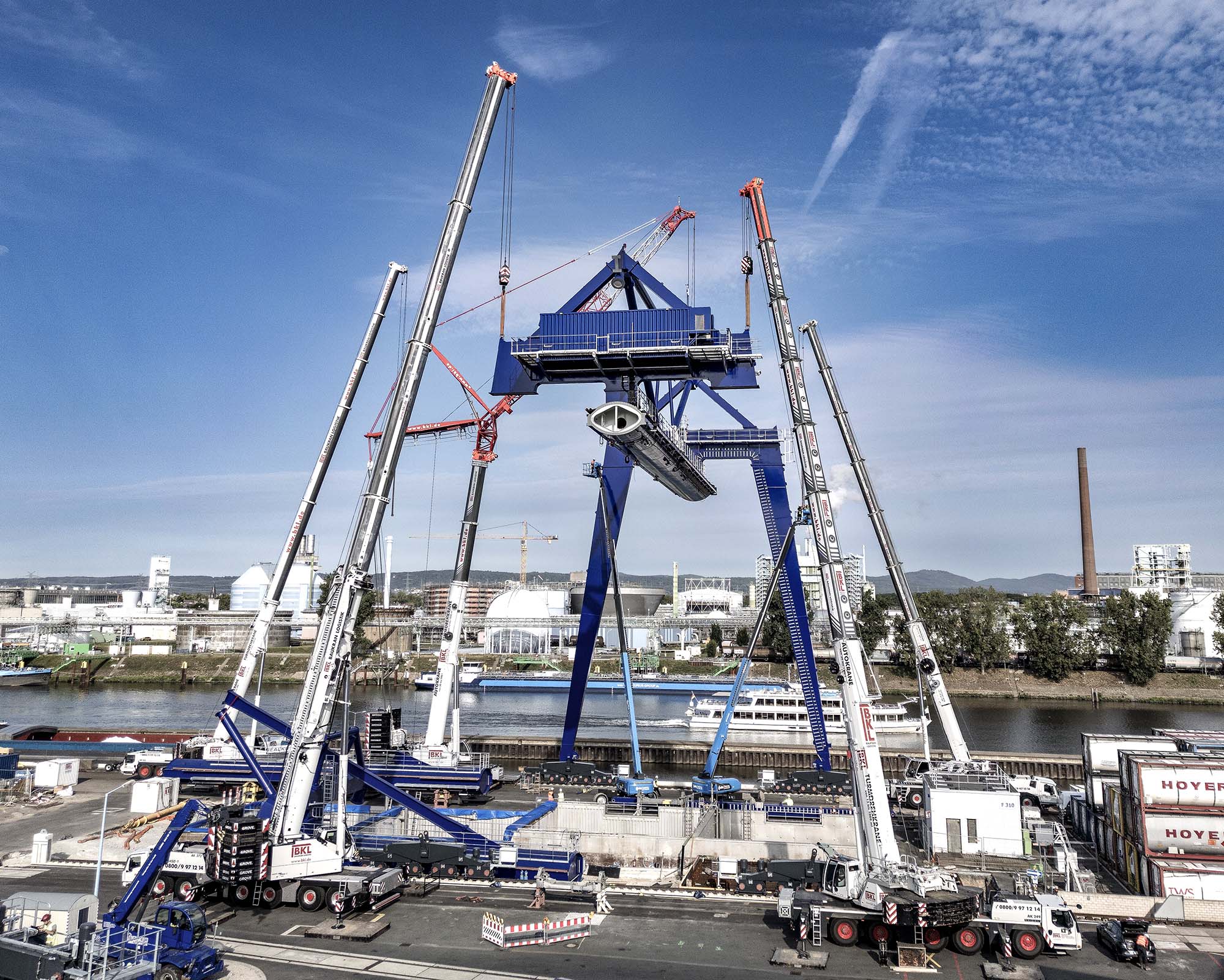 BKL mobile cranes during gantry crane assembly at the harbour in Industriepark Höchst
