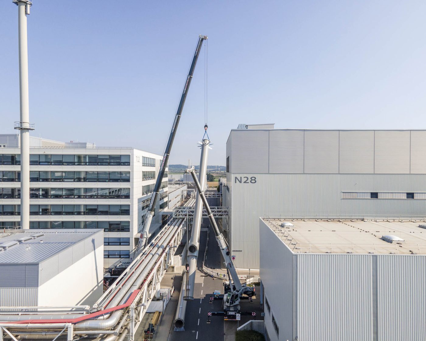 Zwei BKL Autokrane heben einen Kamin für die Industrie