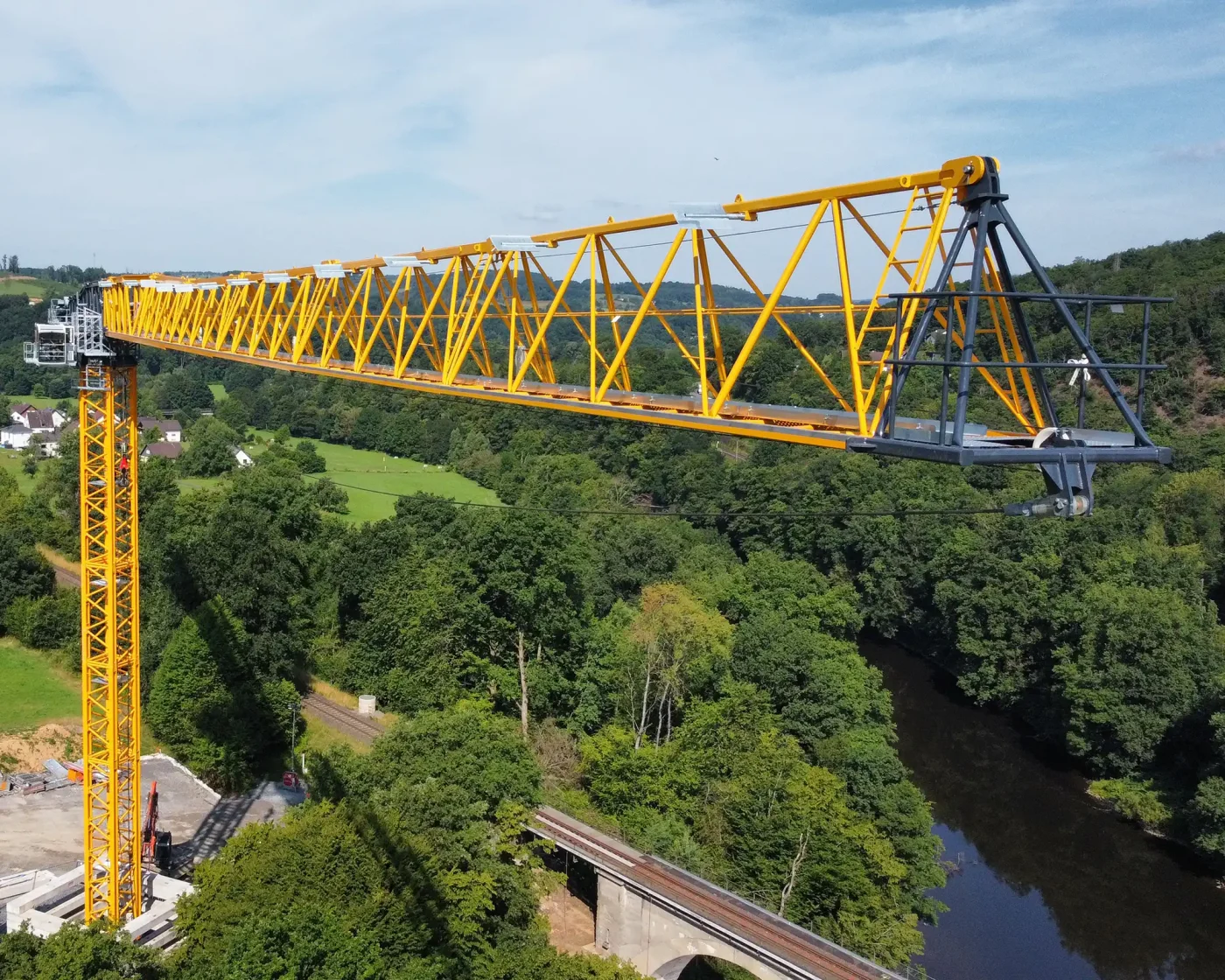 Ein gelber Obendreher TLS 800 50T aus dem BKL System Sáez bei Hebearbeiten für eine Brückensanierung