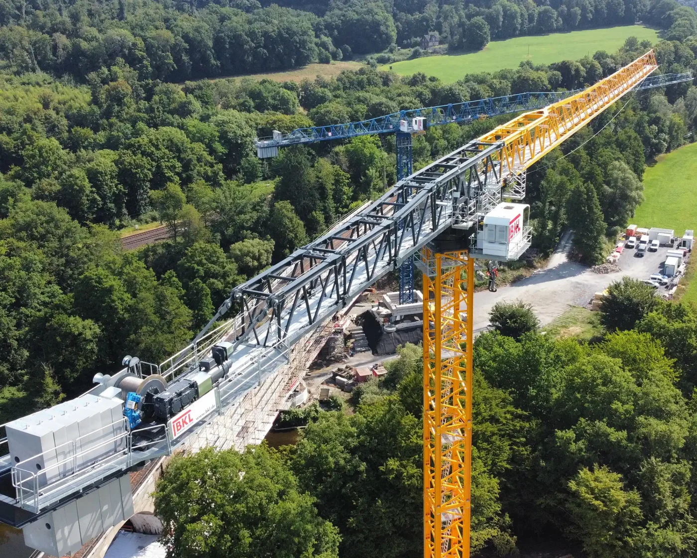 Zwei BKL Turmdrehkrane heben schwere Lasten für eine Brückensanierung