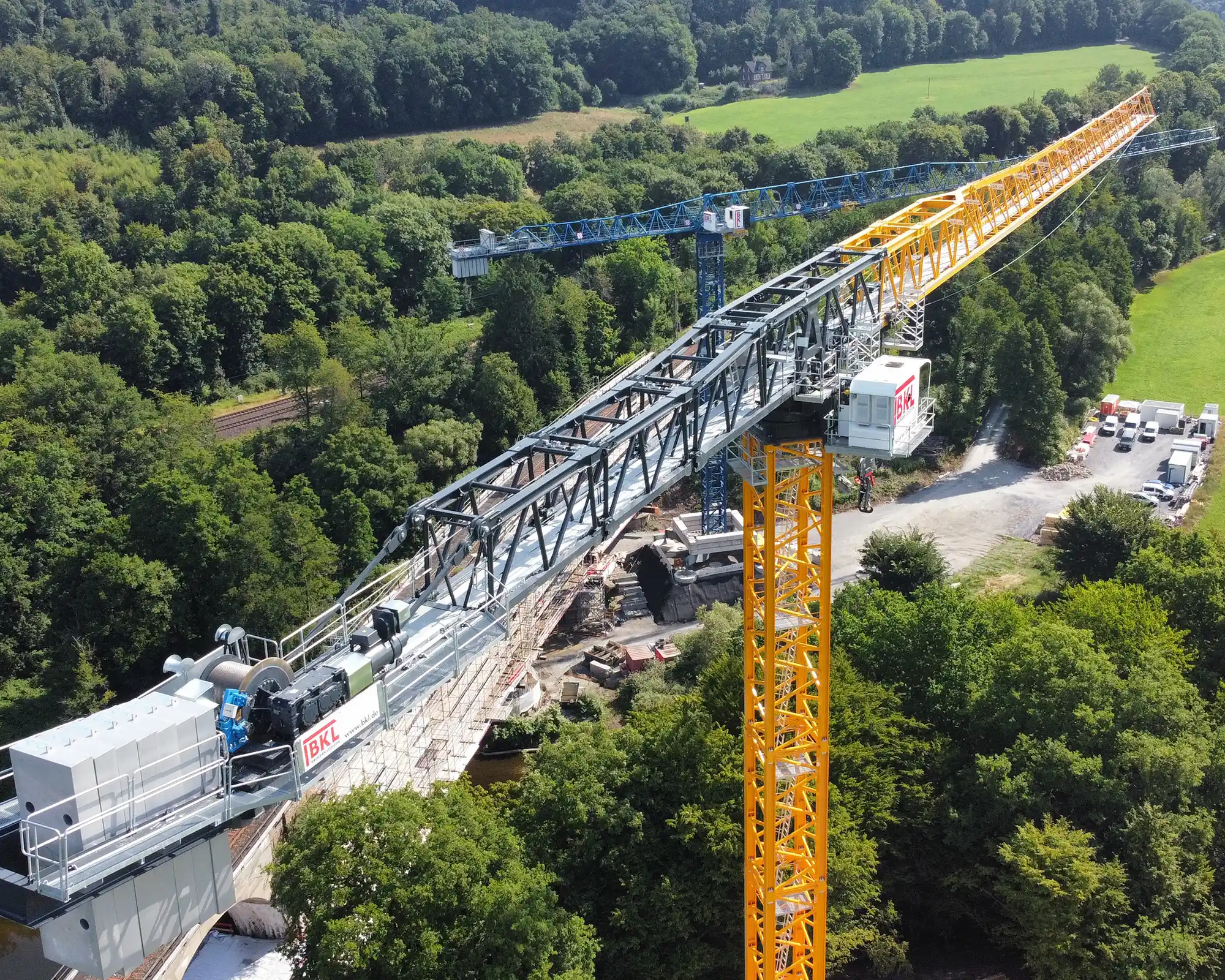 Zwei BKL Turmdrehkrane heben schwere Lasten für eine Brückensanierung