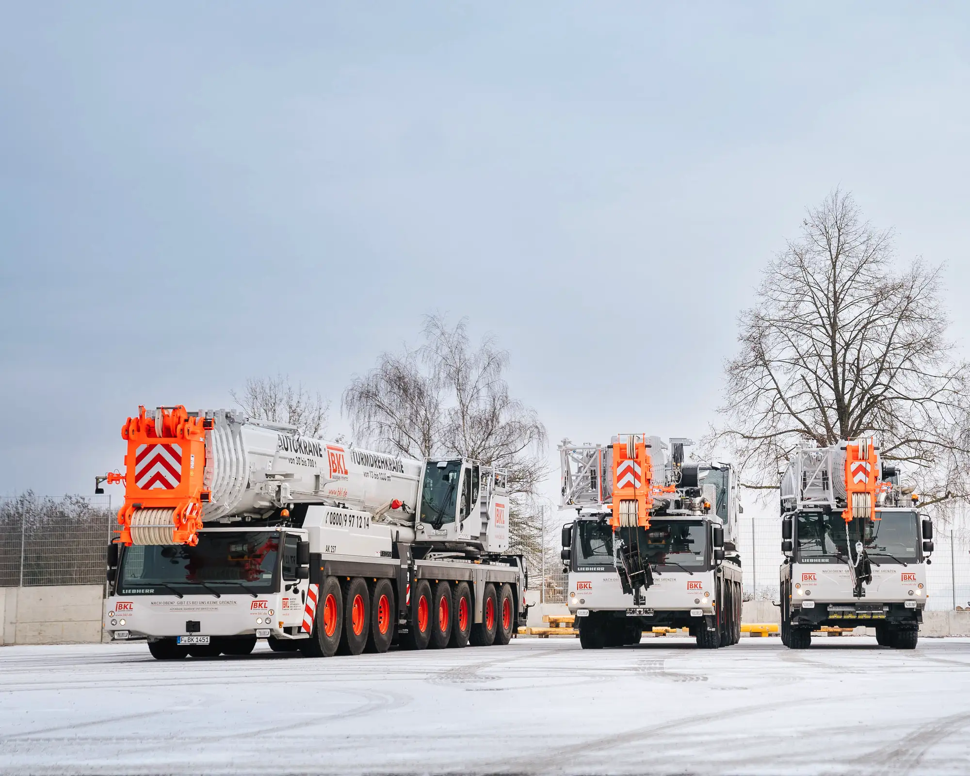 Drei neue Liebherr Autokrane des Typs LTM 1650 und LTM 1450 mit warnlackiertem Ausleger im BKL Mietpark